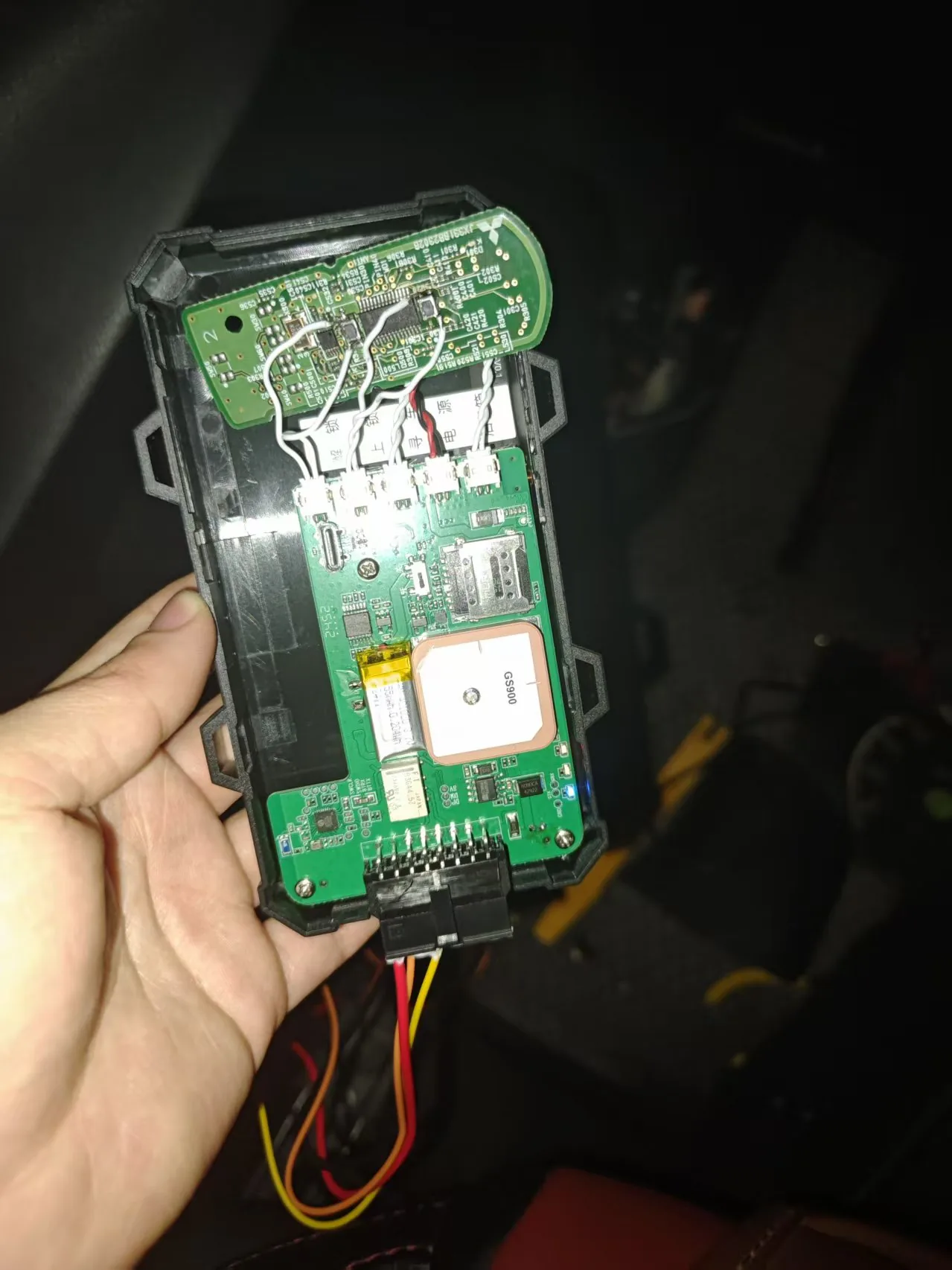 焊接需要较强的动手能力,建议直接找附近的手机维修店代焊,
